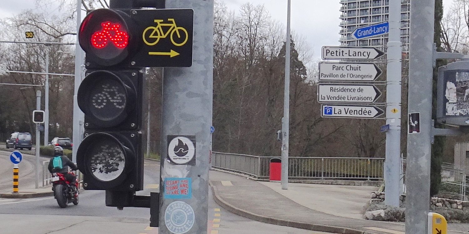 A traffic signal with a cycle symbol at a junction